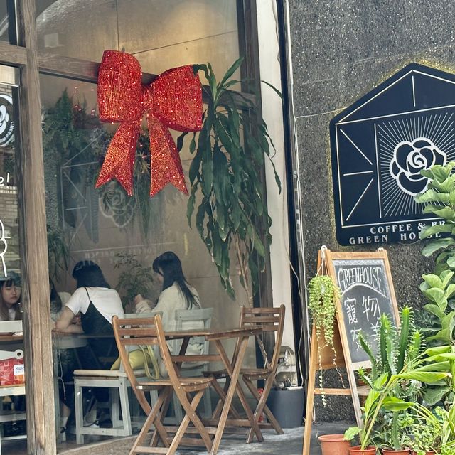 「美食餐廳，口味好極了！」