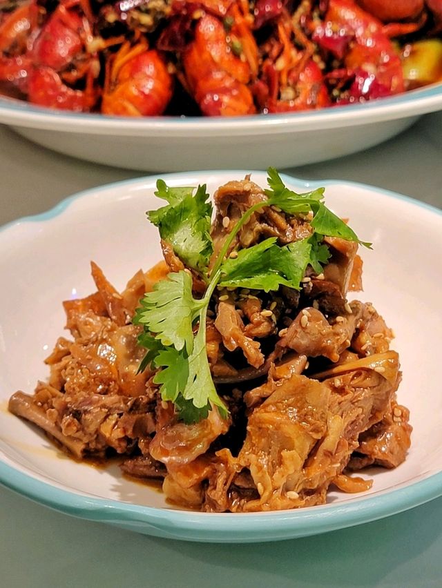 青衣都有酸菜魚食仲有勁抵片皮鴨餐