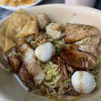ทานบะหมี่ รับปีมังกร ที่ตลาดน้อย
