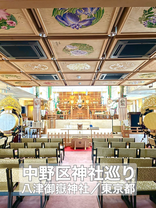 【八津御嶽神社/東京都】美術館風の建物とステンドグラスがある神社