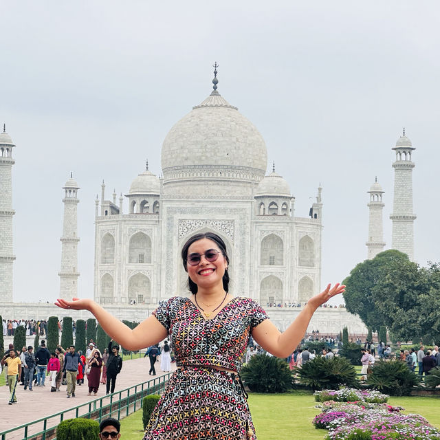 TAJ MAHAL,AGRA INDIA,THE SIMBOL OF LOVE