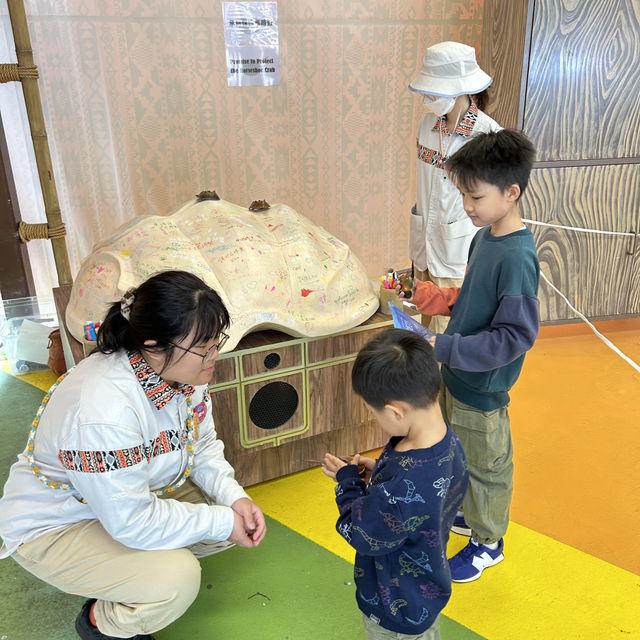 【 從小教導孩子用正確態度去守護海洋生物 】
