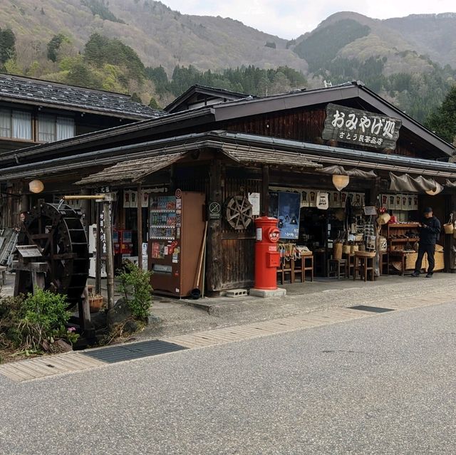 Avoid the tourists at Shirakawa-go 