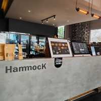 HAMMOCK เช้ามาคาเฟ่ ค่ำๆเท่ห์เป็นบาร์