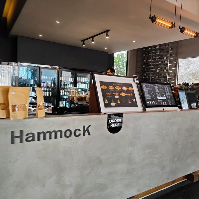 HAMMOCK เช้ามาคาเฟ่ ค่ำๆเท่ห์เป็นบาร์