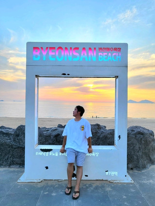 擁有洞穴拍照區的邊山海水浴場夕陽休息區