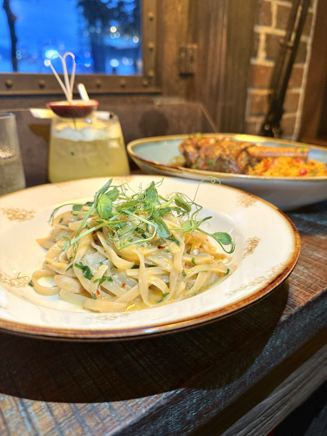 飽覽維港景色 餐廳嘅食物精緻又好味🥘