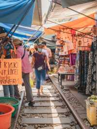 【タイ🇹🇭】電車スレスレでスリル満点！線路の上のマーケット！