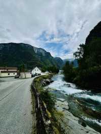 隱身在松恩峽灣(Sognefjorden)深處的挪威迷你小村落Undredal