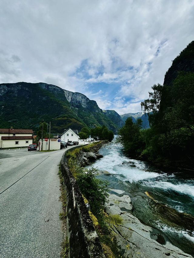 隱身在松恩峽灣(Sognefjorden)深處的挪威迷你小村落Undredal
