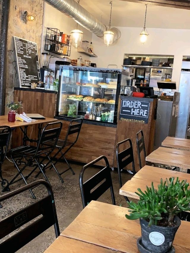  A Breakfast in Paris