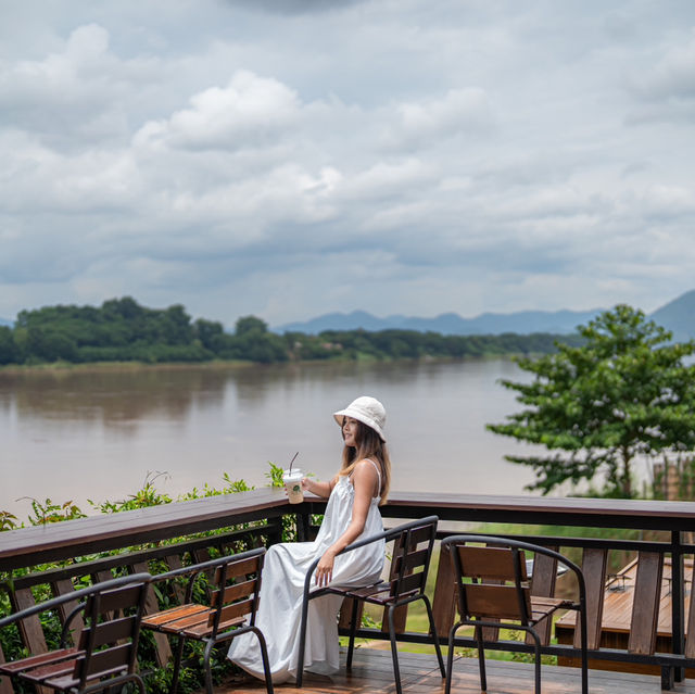 ที่พักติดแม่น้ำโขง สระน้ำไร้ขอบวิวจึ้ง ⛰️
