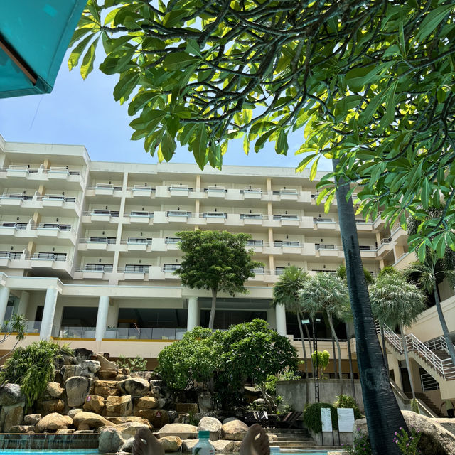「泰國芭提雅的花園海景度假酒店：泳池與私人海灘的極致享受」