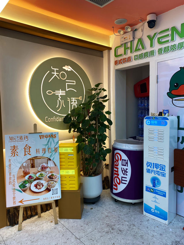 Vegetarian restaurant facing The Big Buddha Temple 🥗