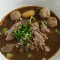 ก๋วยเตี๋ยวเรือร้านลับริมสระน้ำ เมืองทองธานี