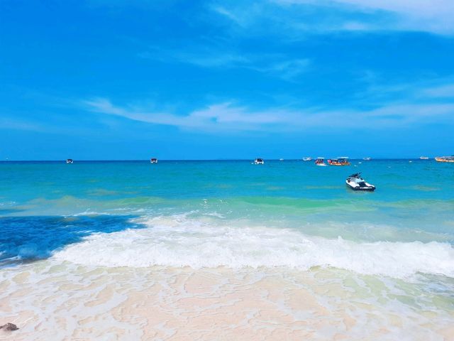 「芭提雅南部格蘭島Sangwan Beach」美輪美奐的果凍海白沙灘，拍照📸打卡好去處。trip.com會員預定芭提雅行程有特別優惠