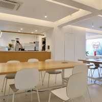 【韓国】外観も店内も真っ白で可愛くて日差しが差し込むカフェ🫶