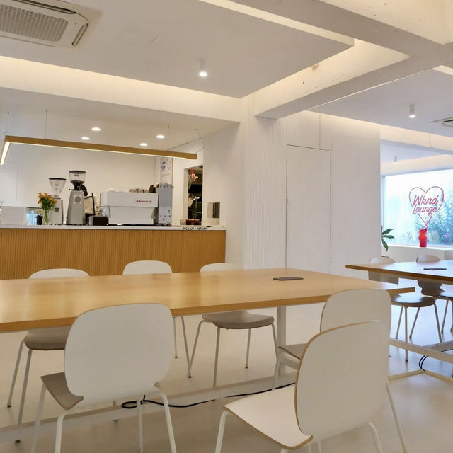 【韓国】外観も店内も真っ白で可愛くて日差しが差し込むカフェ🫶
