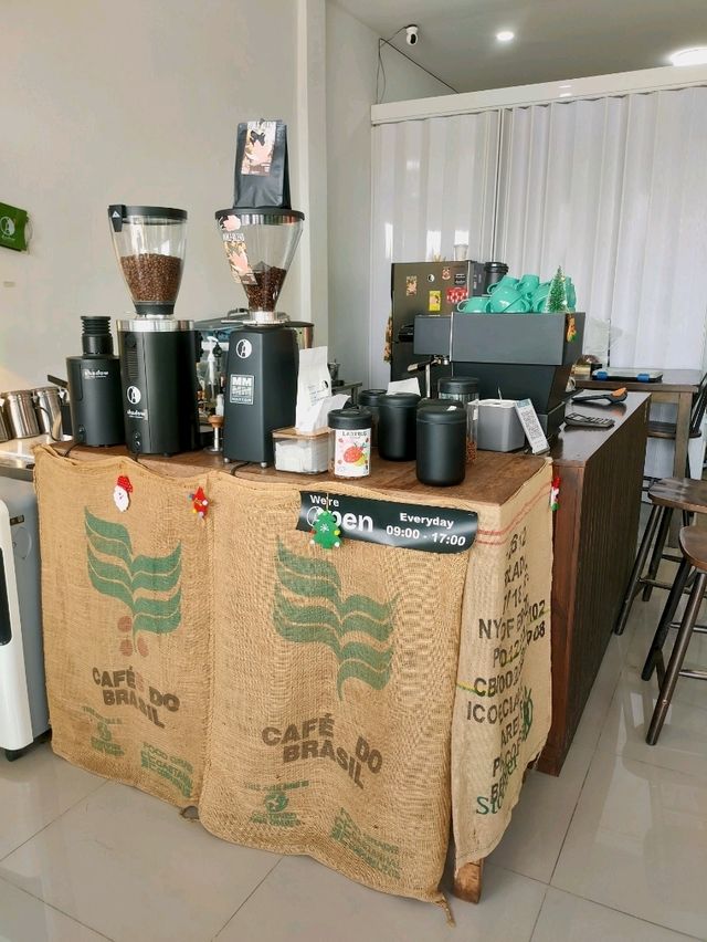 ดื่มกาแฟดีๆ บรรยากาศดี ที่ Shadow Coffee Roast