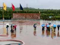 雨天遙望草原的英雄，內蒙古-成吉思汗陵園