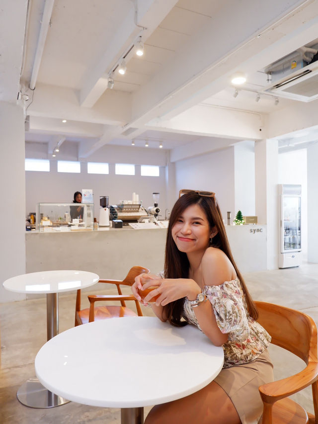 คาเฟ่ใกล้หาดกมลา sync coffee bar & roastery ☕️