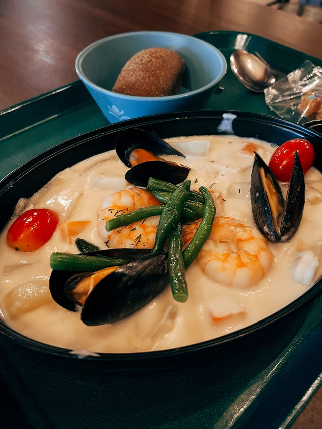 香港迪士尼樂園❄️ 阿德爾港畔餐廳 Golden Crocus Inn