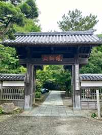 眉山山麓に位置する禅寺