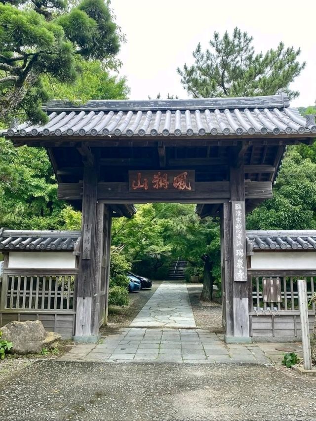 眉山山麓に位置する禅寺