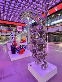 《龍蝦畫家》雕塑展-維港景色相畔，五彩繽紛巨型龍蝦雕塑