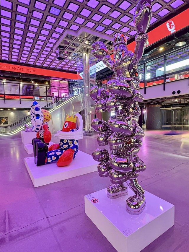 《龍蝦畫家》雕塑展-維港景色相畔，五彩繽紛巨型龍蝦雕塑