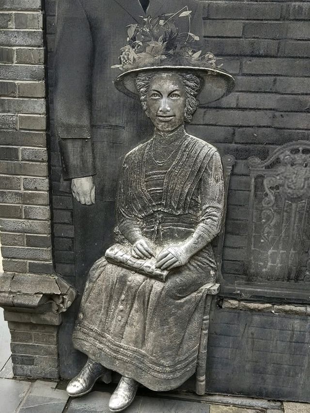 成都寬窄巷子，三條平行巷弄交織出北方胡同文化