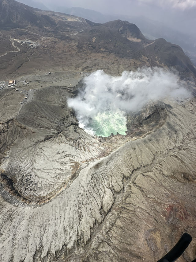 人生必定來搭一次直升機高空觀看阿蘇火山口