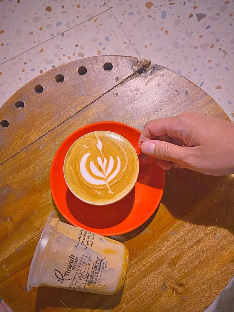 stopped by here at night, and it turns out you got a coffee concoction that met your expectations! For those of you who like coffee with a bold and strong texture, it would be perfect to drink coffee here. And for the Tuwuh Milk Coffee, it can really compete with those famous ones. 👍🏻 Located on the border between Bintaro - South Jakarta, there is quite a lot of space indoors, you can use it for WFC and hanging out. The outdoors is even more spacious with lots of lush green plants. Comfortable! 📍 @tuwuh.treats Jl. Cempaka Raya No.17, RT.6/RW.11, Bintaro, Pesanggrahan District, South Jakarta