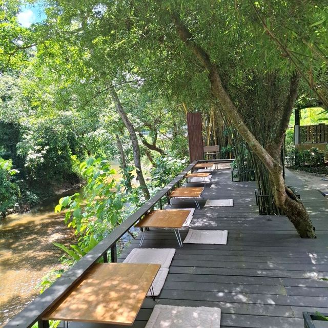 บ้านเขากอด ร้านอาหารริมลำธาร