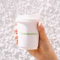 Friendcation Cafe : คาเฟ่สไตล์บังกะโลสีขาว