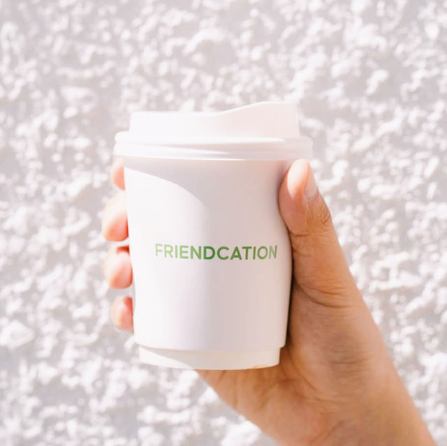 Friendcation Cafe : คาเฟ่สไตล์บังกะโลสีขาว
