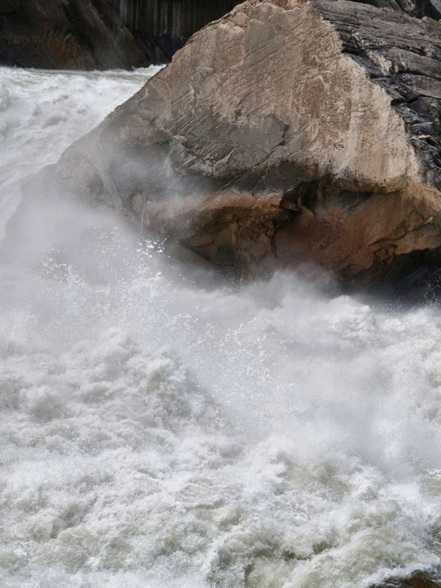 Roaring Beauty: The Majestic View of Tiger Leaping Gorge