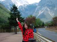 สัมผัสน้ำสีฟ้าใสที่ Blue Moon Valley