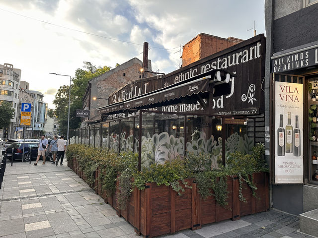 【Zavičaj Balkanska｜ベオグラードで本格セルビア料理を味わう】 地元でも人気のレストラン。