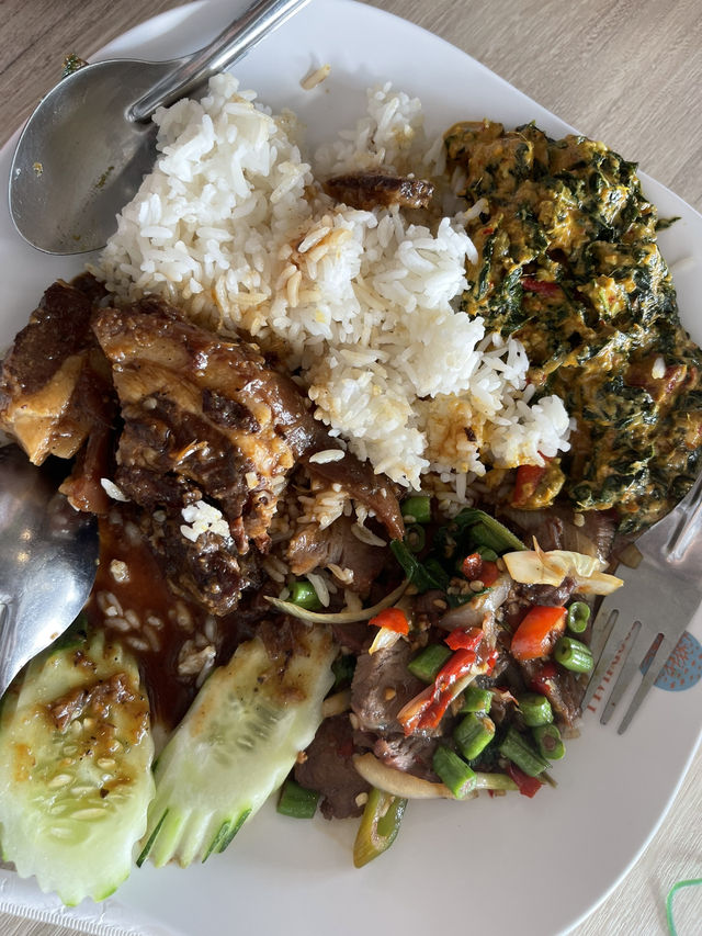 กินข้าวไป มองวิวเครื่องบินไปที่ CORAL FOOD HALL