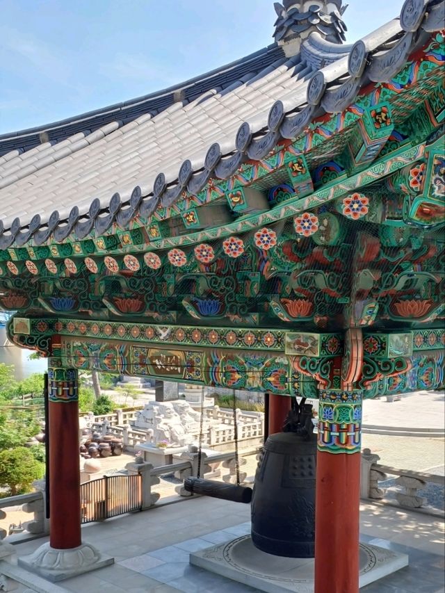 절벽 위 풍경과 함께하는 그림 같은 나들이