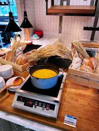“Delicious Variety at Evolution Cafe’s Buffet”