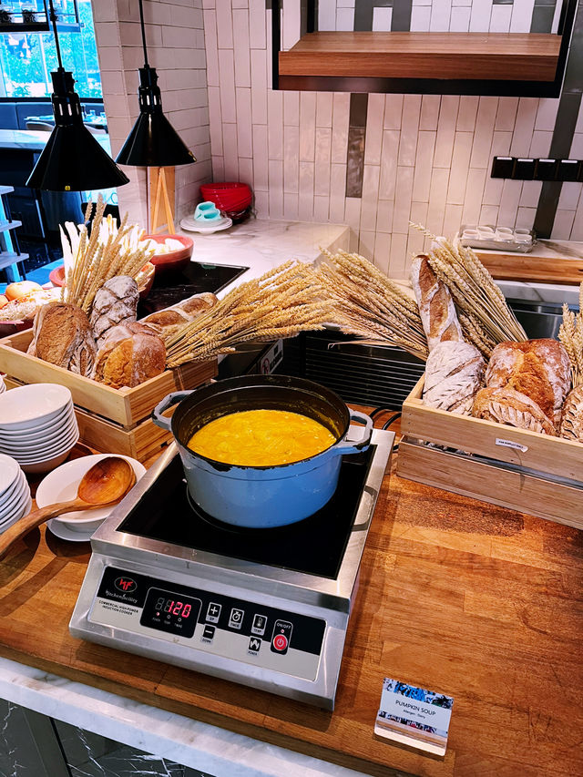 “Delicious Variety at Evolution Cafe’s Buffet”