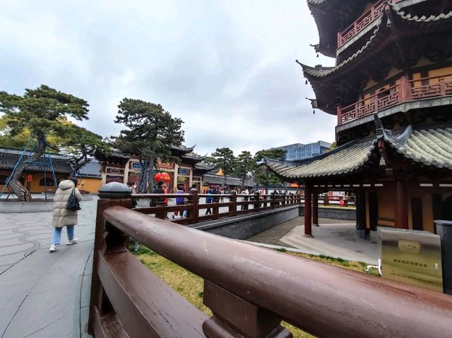 วัดเก่าแก่อายุกว่า 1,700 ปี ในเมืองเซี่ยงไฮ้
