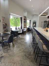 Daisy Cafe ถนนเทพรักษ์ คาเฟ่สไตล์มินิมอล