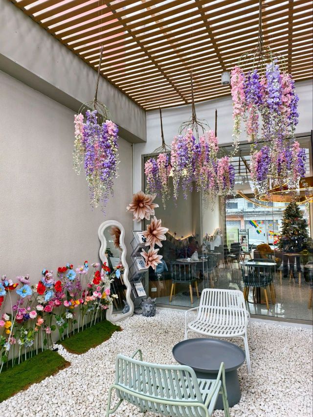 EMQUARTER CAFE 