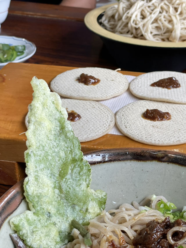 【夏旅×信州2泊3日】  安曇野で人気の蕎麦店 太めの手打ち麺と大きな明日葉天ぷら