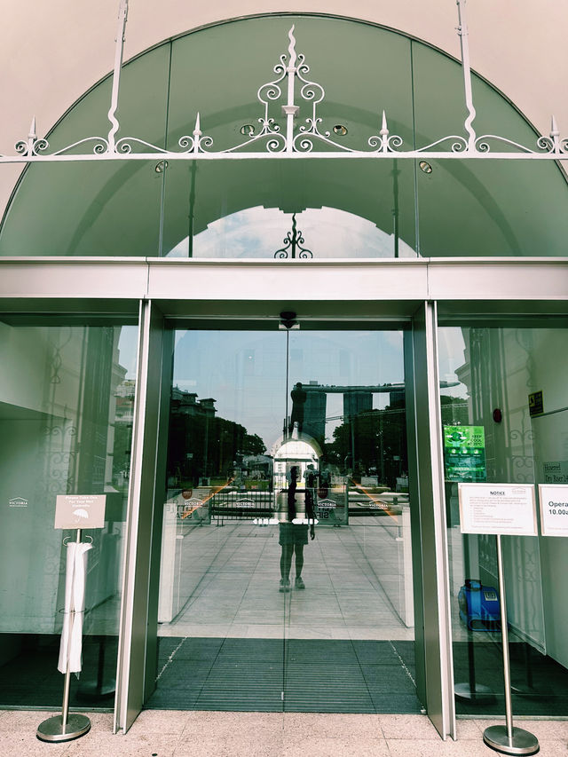 Echoes of Empire – Victoria Concert Hall & Stamford Raffles Statue