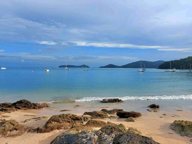 เดินเล่นชายหาดอ่าวยน ภูเก็ต