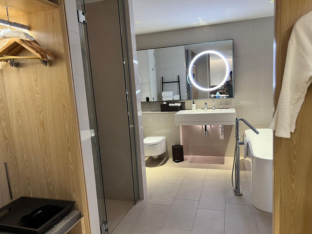 Amari Kuala Lumpur Club Suite Review | Spacious Luxury, Amazing Buffet & Warm Birthday Surprise! 